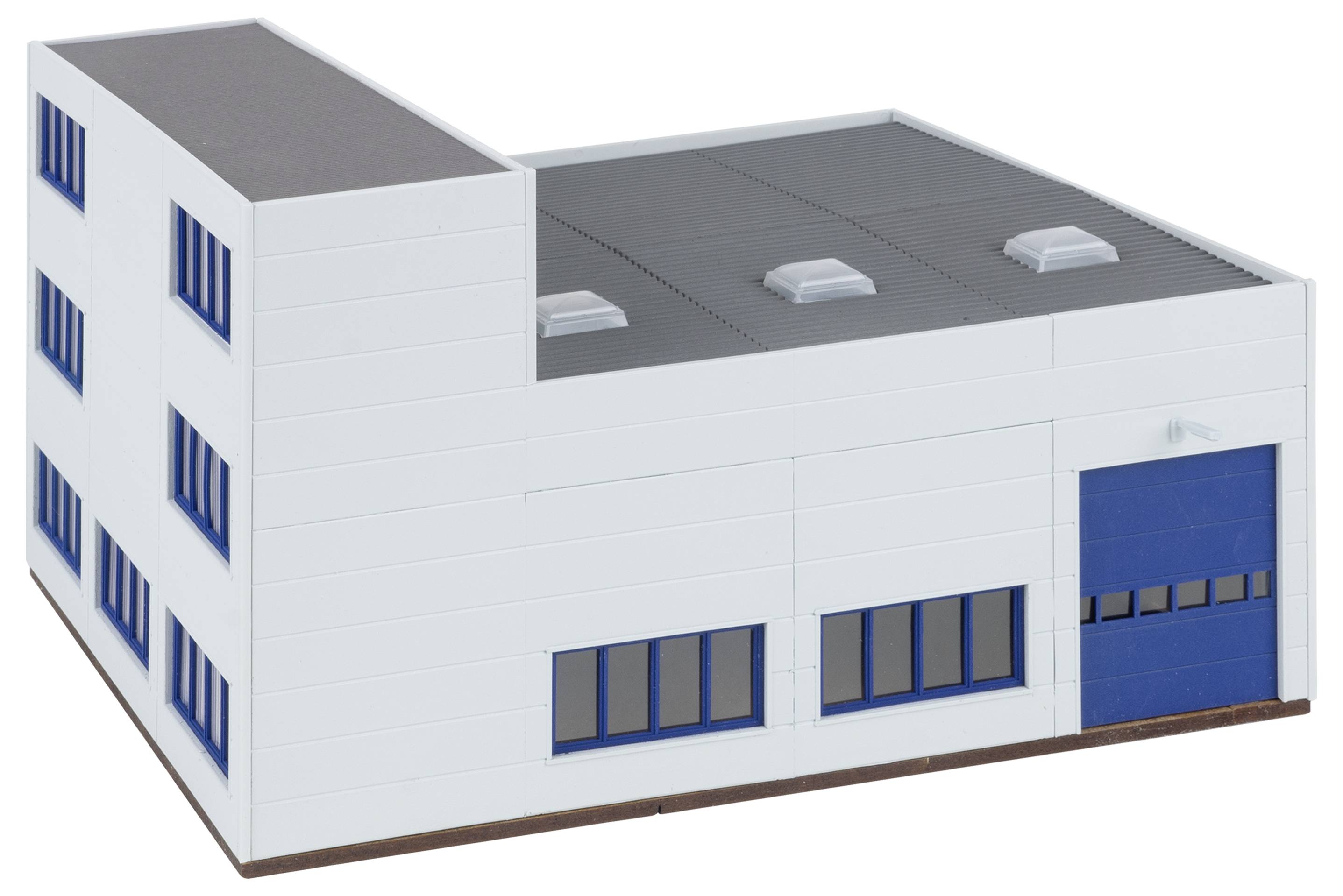 Ein Modell eines modernen, zweistöckigen weißen Industriegebäudes mit blauen Türen und Fenstern, flachem Dach mit Dachfenstern.