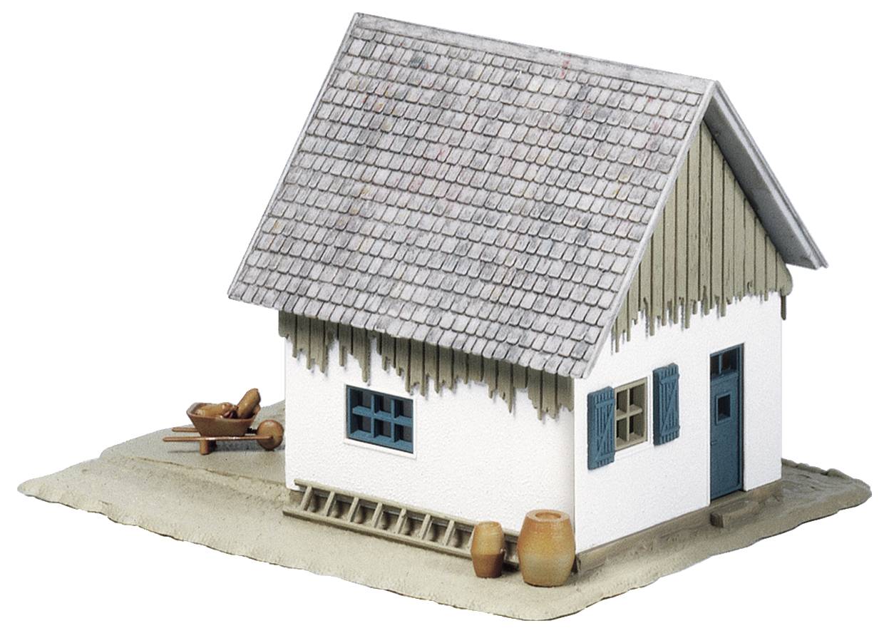 Miniaturmodell eines weißen Hauses mit grauem Schindeldach und blauen Fensterläden. Im Vordergrund stehen Tontöpfe und ein Holzbottich.