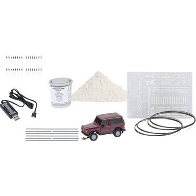 Miniatur-Modellbau-Set mit rotem Geländewagen-Modell, Kordel, Plaketten, USB-Kabel, Dose, kleiner Stecker und weißem Pulver.