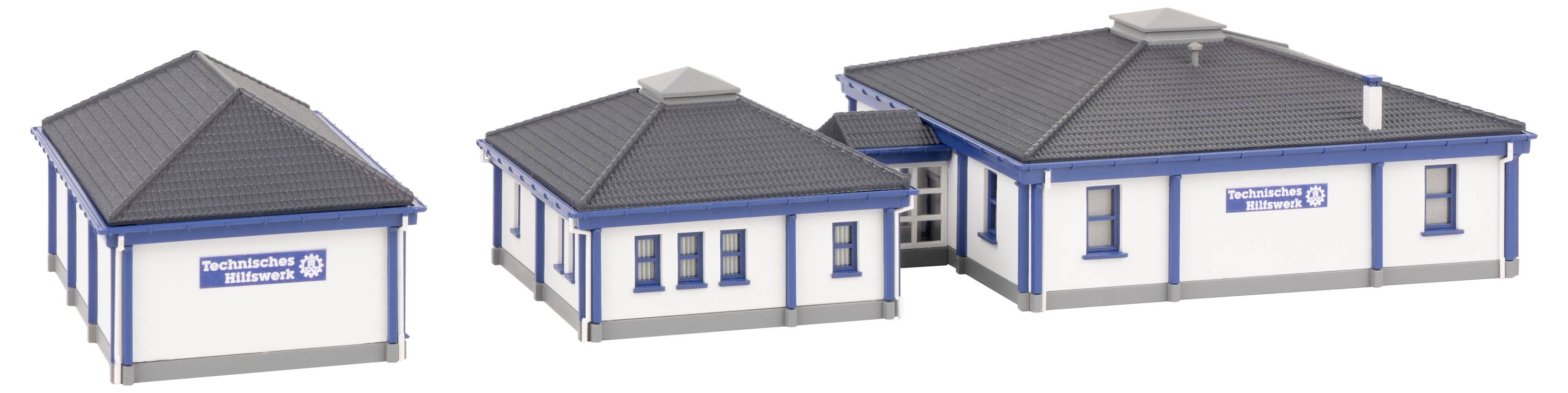 'Drei Gebäude in Modellform, jedes mit einem Schild "Technisches Hilfswerk". Weiße Wände, blaue Fensterrahmen und dunkle Dächer.'