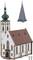 Ein Modell einer Kirche mit einem grünen Turm und separatem grauen Kirchturmaufsatz, hellen Wänden und braunem Dach.
