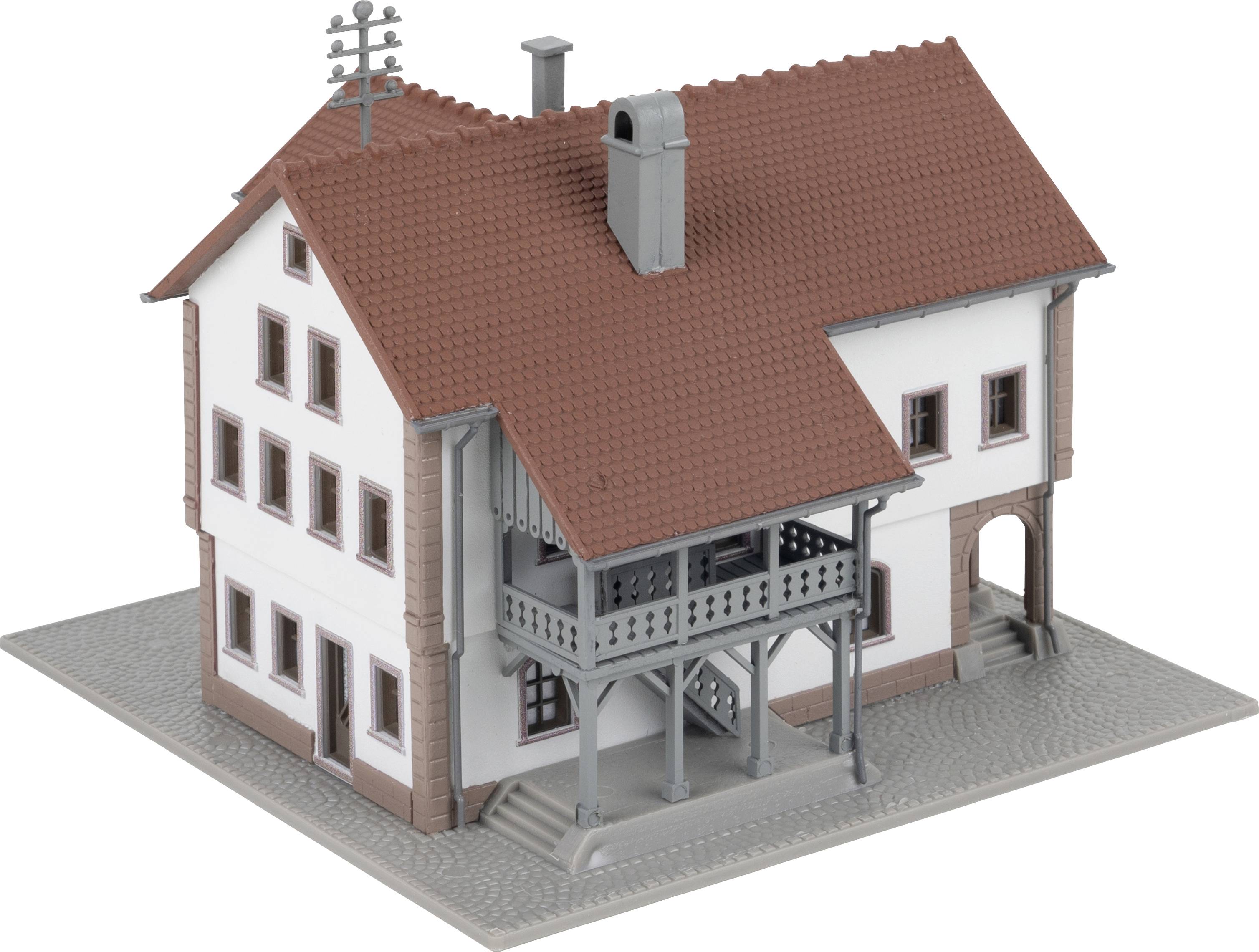Ein Modellhaus mit rotem Dach und weißer Fassade, das zwei Stockwerke hat. Es besteht aus einem Eingangsbereich mit Freitreppe.