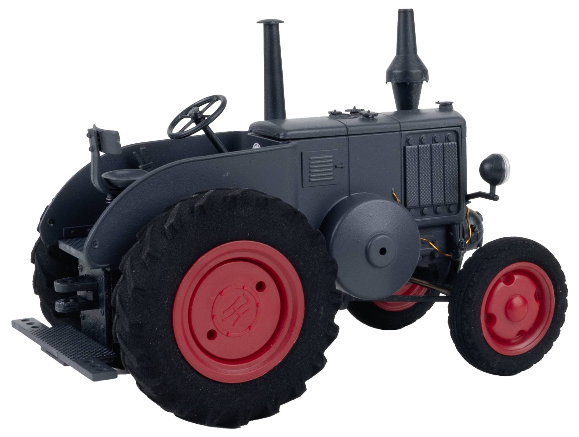 Alter Rasen-Traktor mit schwarzen Karosserie- und roten Felgenrädern, Detailanzeige von der Seite.