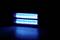 Leuchtende blaue LED-Lampe in einem dunklen Raum, bestehend aus zwei parallelen Streifen.