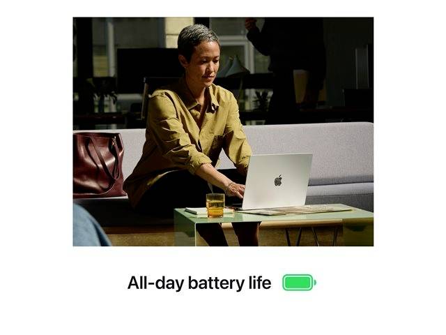 Person sitzt auf einem Sofa, arbeitet an einem Laptop. Darunter der Text 'All-day battery life' mit Batteriesymbol.