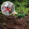Ein Insektenabwehrgerät ist in einem Gartenboden installiert. Ein vergrößertes Bild einer Ameise ist mit einem roten X durchgestrichen.