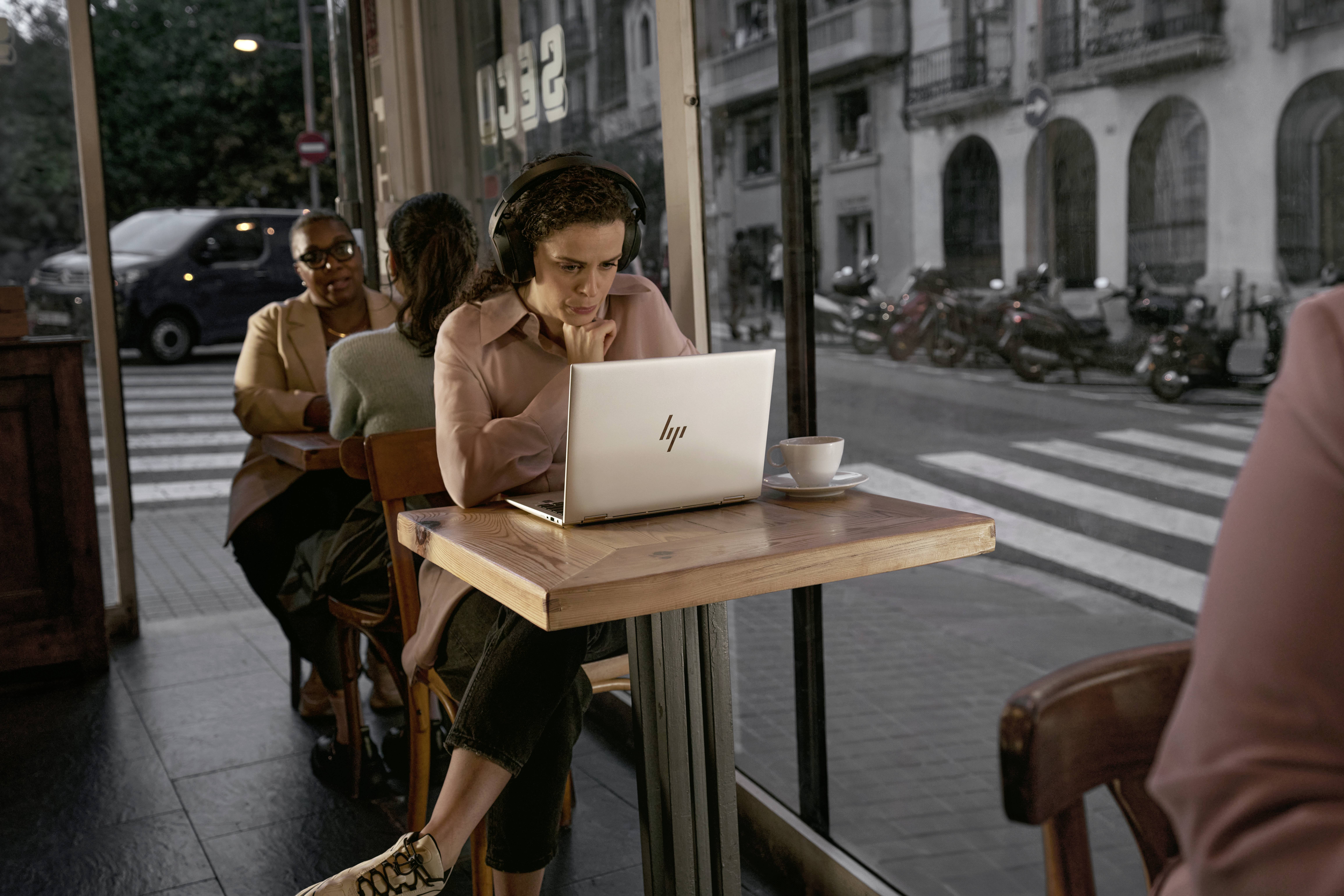 HP Notebook EliteBook 6 G1a 35.6 cm (14 Zoll) WUXGA AMD Ryzen 7 250 16 GB RAM 512 GB SSD Deutsch, QWERTZ Silber AD3J4ET-2