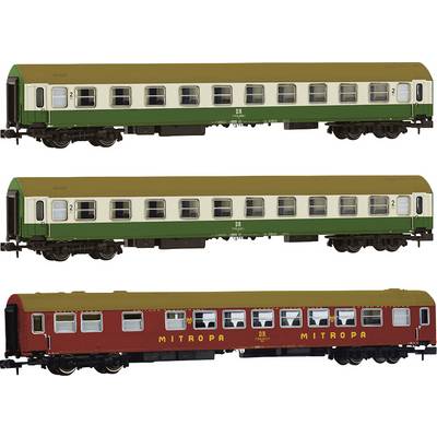 Drei Modelleisenbahnwagen in verschiedenen Farben: oben grün, in der Mitte grün-beige, unten rot mit 'MITROPA'-Beschriftung.