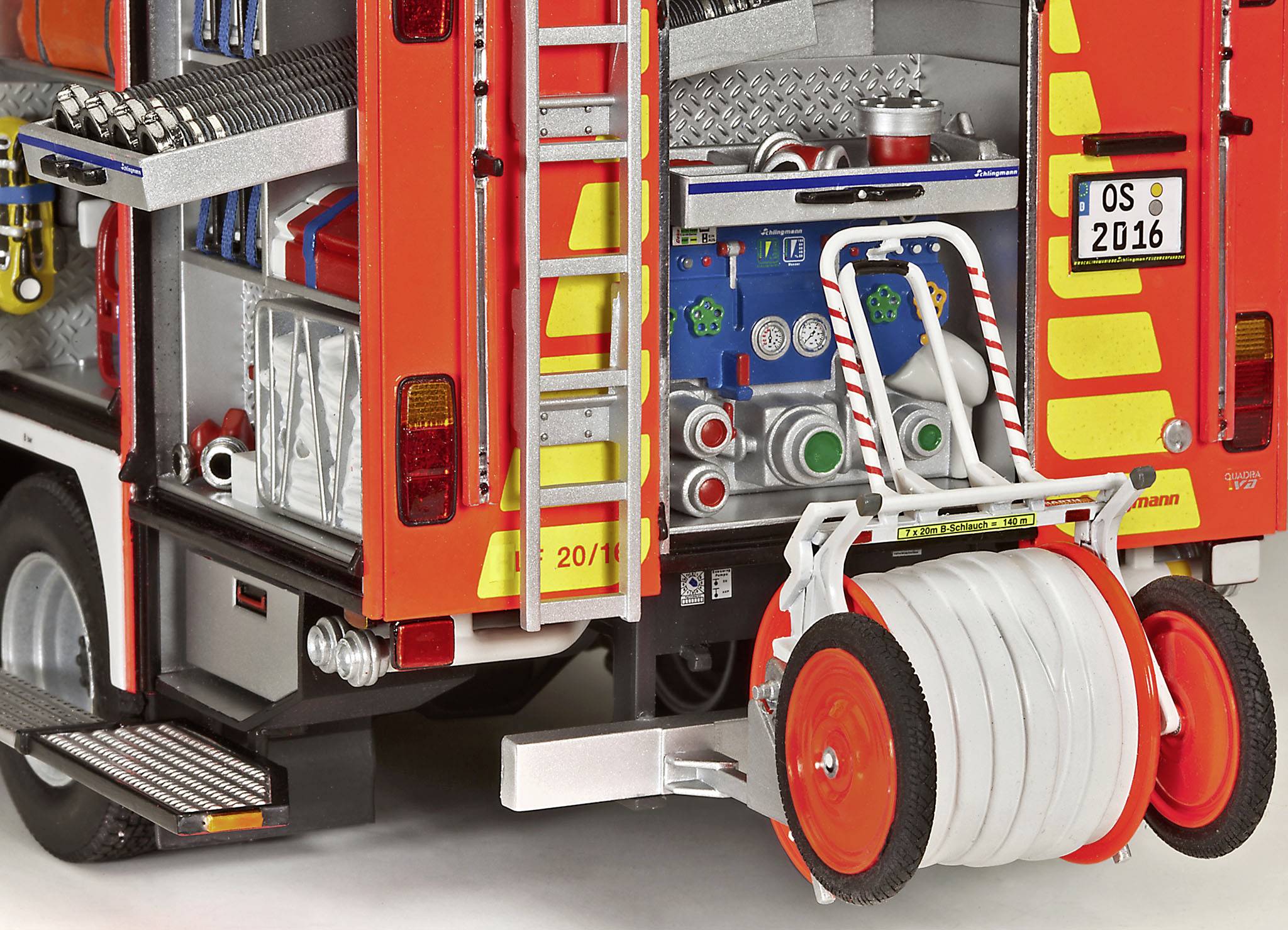 Rückseite eines Feuerwehrwagens mit offener Ausrüstungsklappe, zeigt Schläuche, Leitern und andere Geräte zur Brandbekämpfung.