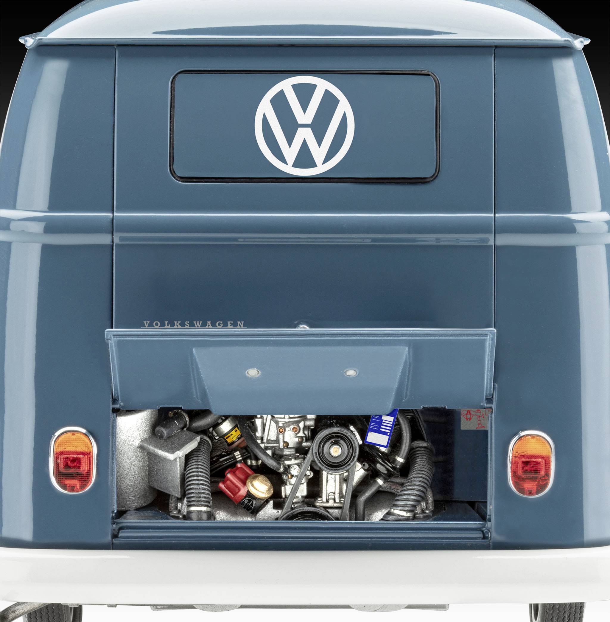 Ein blauer VW-Bus von hinten, mit geöffneter Motorabdeckung, die Teile des Motors sichtbar macht. Das VW-Logo ist prominent zu sehen.