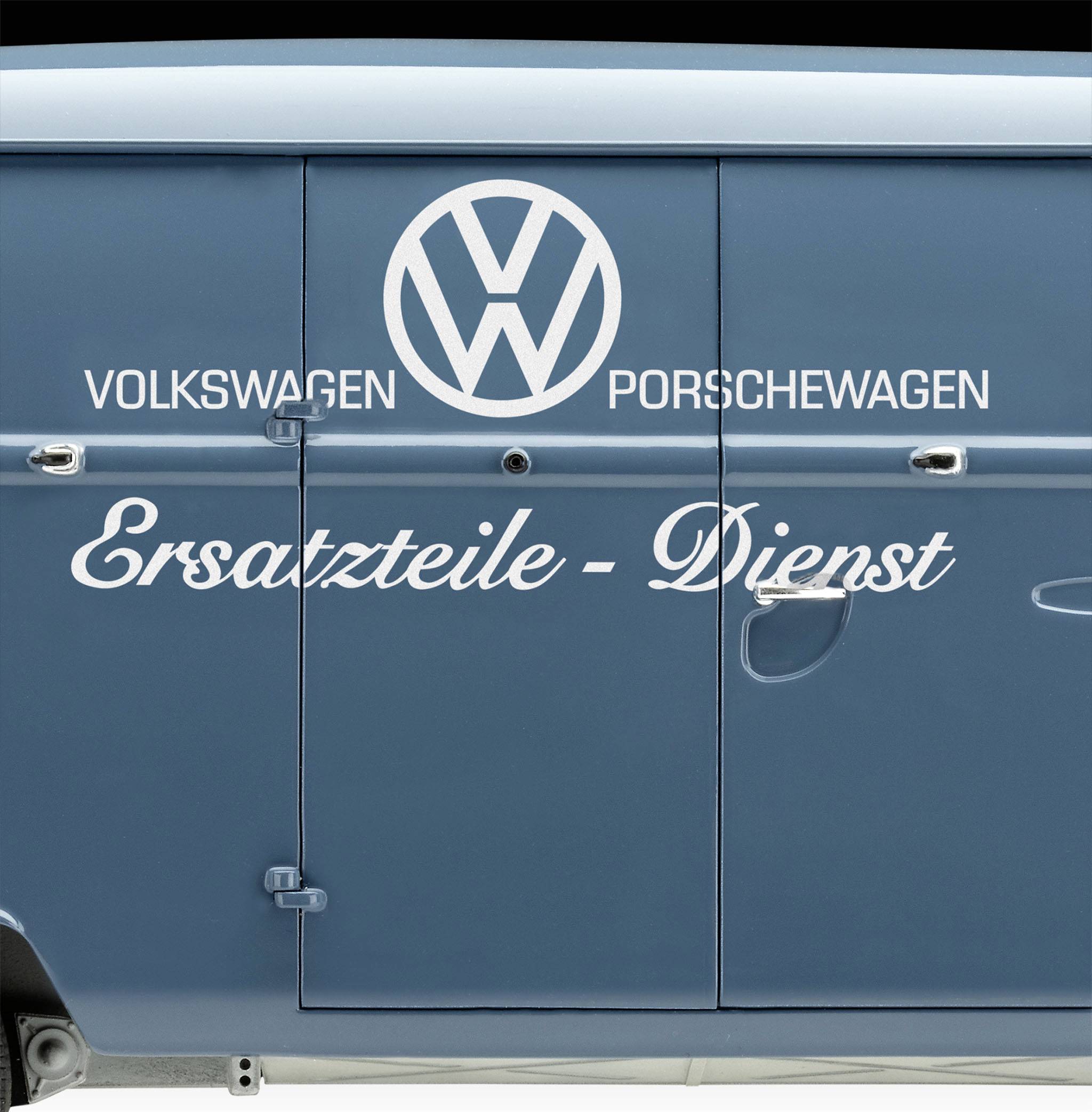 Ein blauer Volkswagen-Bus mit der Aufschrift 'Volkswagen Porschewagen Ersatzteile - Dienst'.