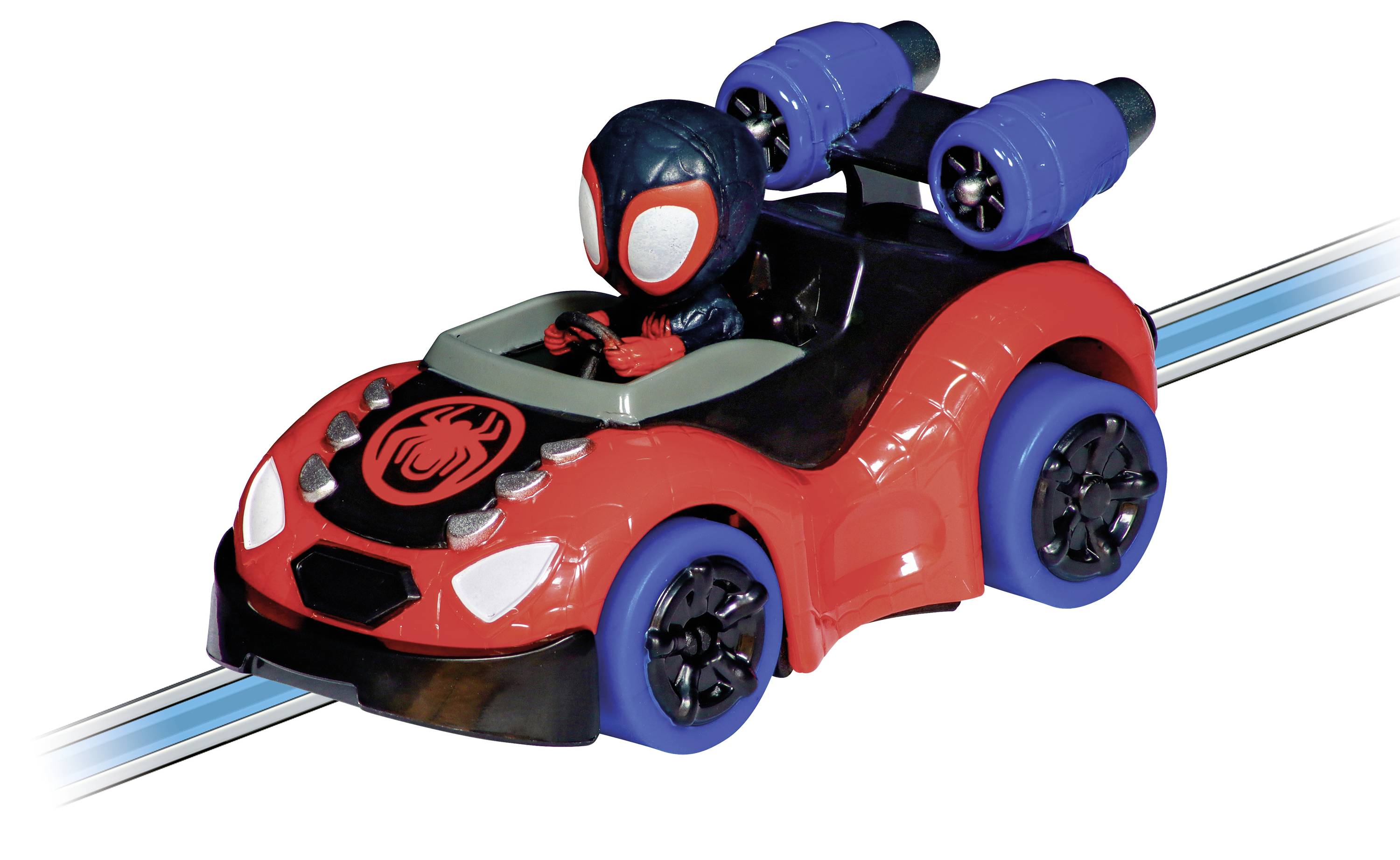 Ein kleines Spielzeugauto in Rot und Blau, inspiriert von einem bekannten Superhelden, mit einer Figur am Steuer und zwei blauen Raketen am Heck.