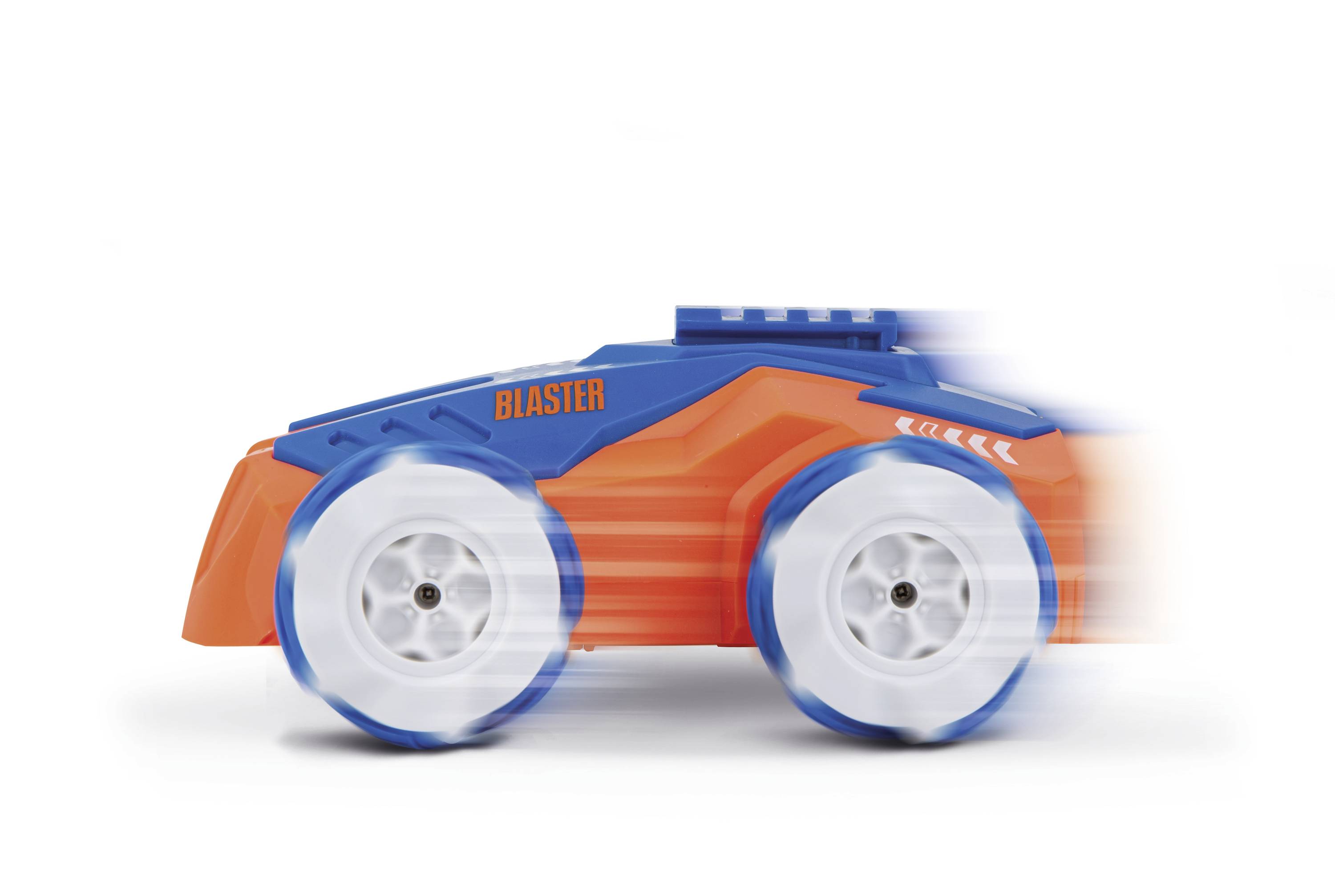 Ein blau-orangefarbenes Spielzeugauto mit dem Aufdruck 'Blaster' bewegt sich schnell nach rechts, angedeutet durch Bewegungsunschärfe.