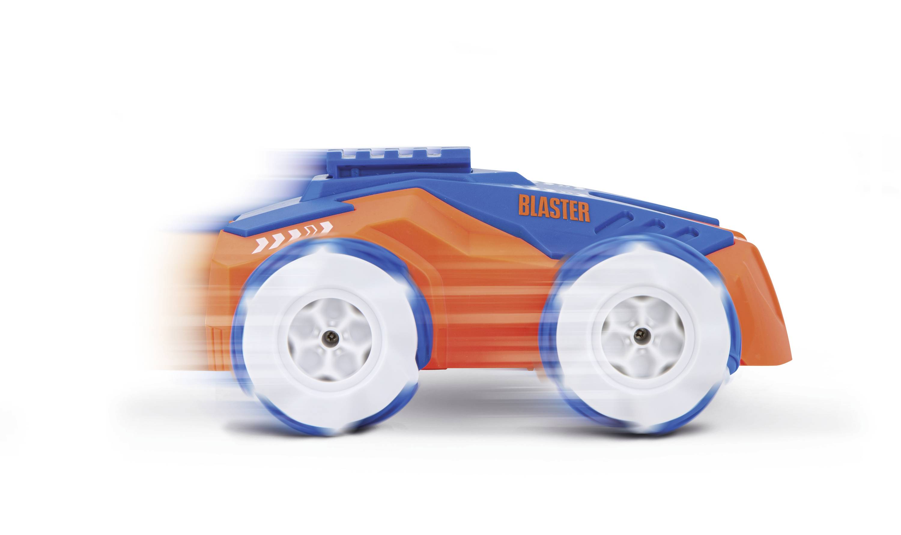 Ein blau-orangefarbenes Spielzeugauto mit der Aufschrift 'Blaster' bewegt sich schnell nach links, Bewegung wird durch unscharfe Räder angedeutet.