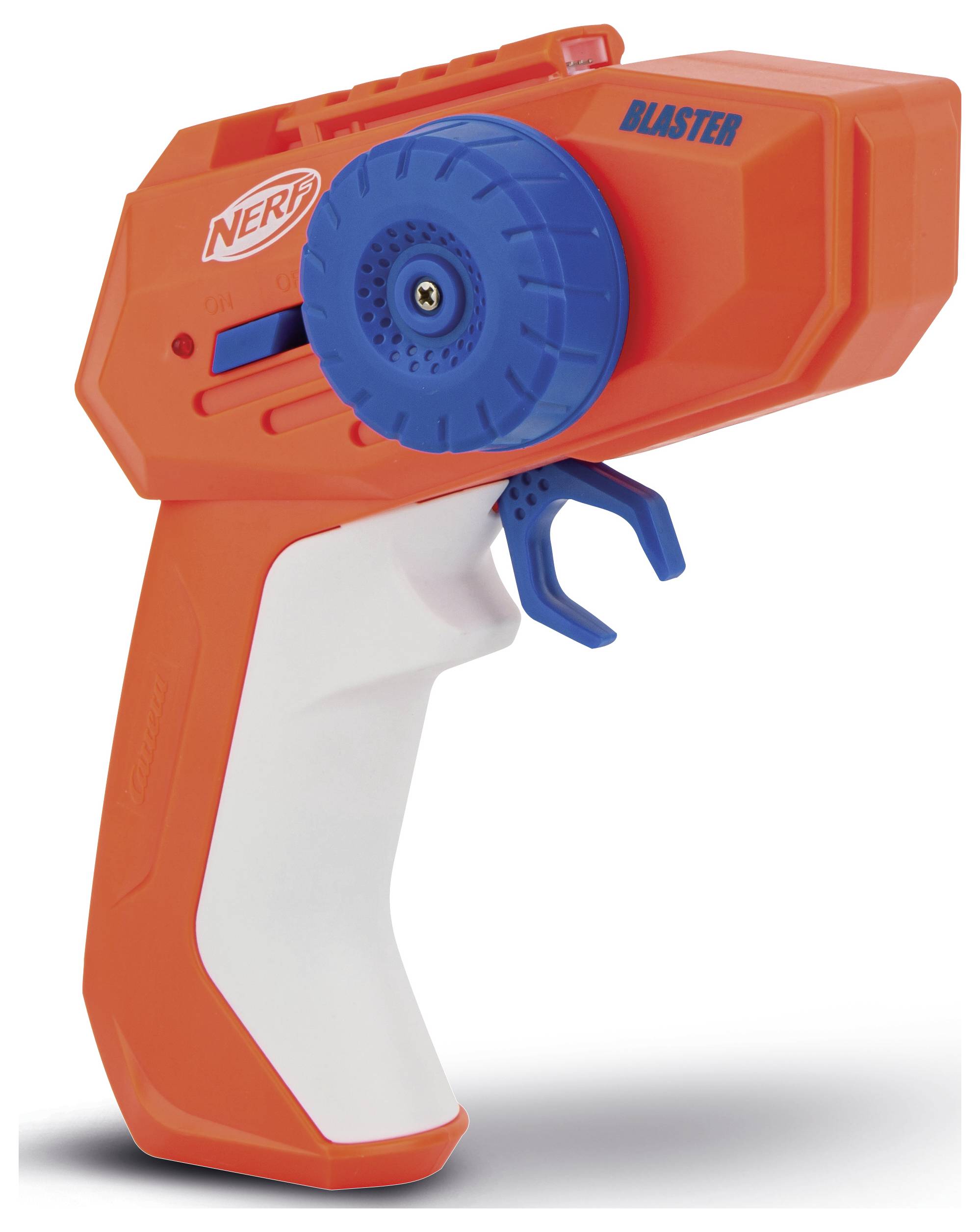 Ein orange-blauer Nerf-Spielzeugblaster mit blauem Rundmagazin, stehend mit weißem Griff.