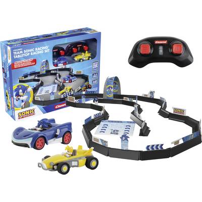 Ein Paket mit 'Team Sonic Racing' Tischrennset, zwei kleinen Rennautos und einem Controller. Enthält eine gebogene Rennstrecke.