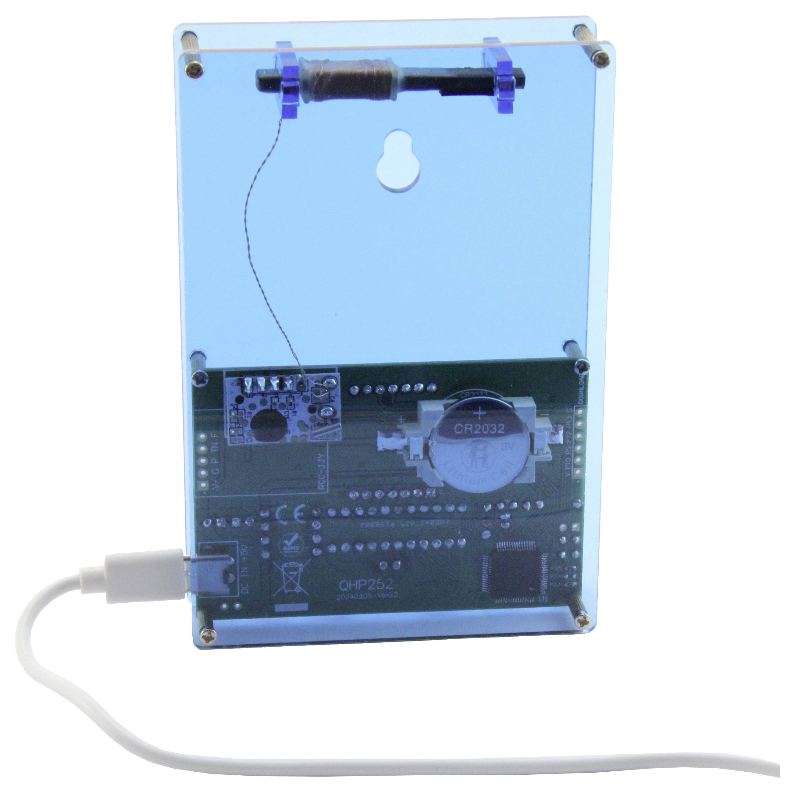 Ein medizinisches Gerät mit elektronischer Platine und Batterie, das an ein USB-Kabel angeschlossen ist.