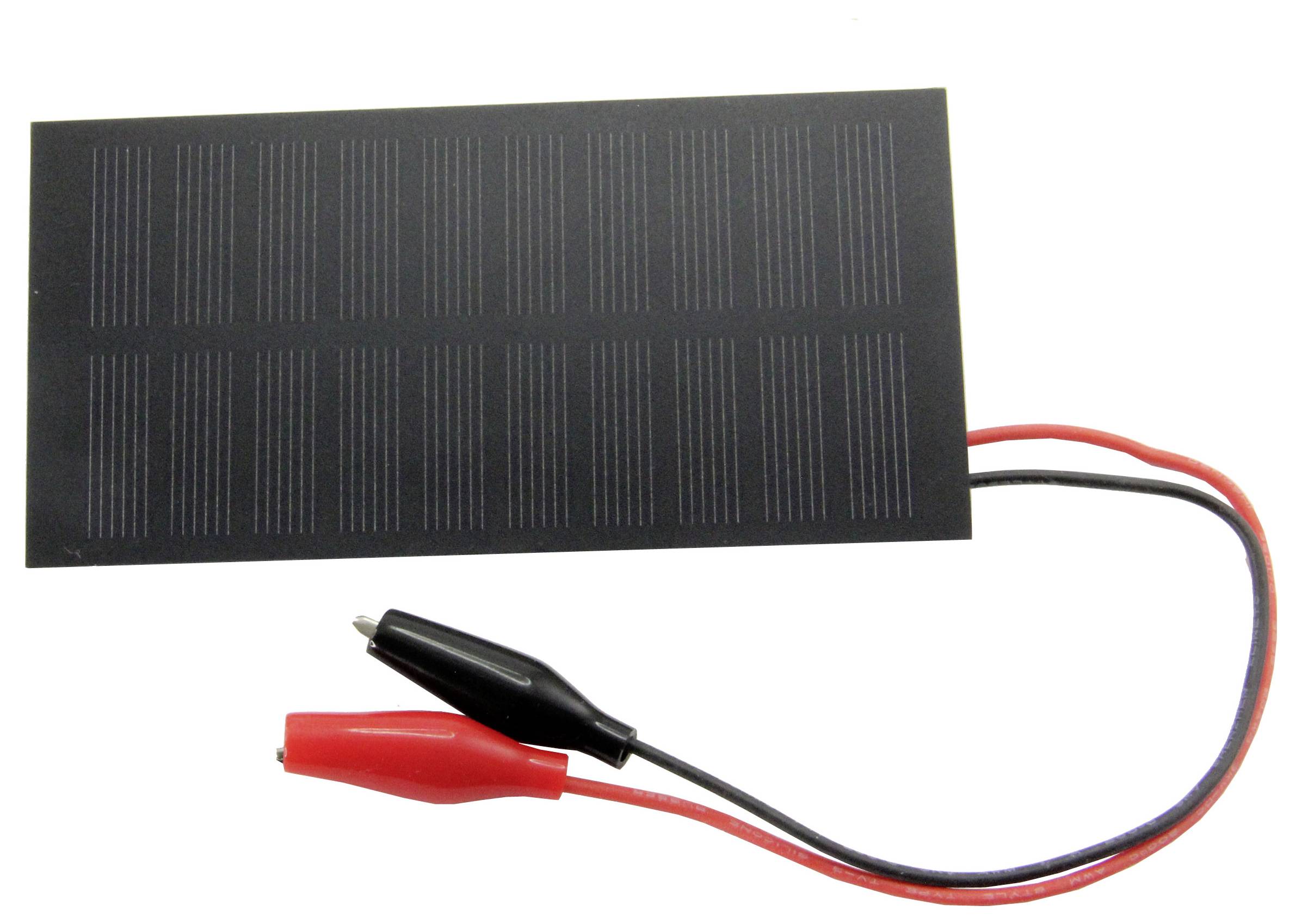 Ein rechteckiges Solarpanel mit zwei herausragenden Drähten, rot und schwarz, die in Alligator-Clips enden.