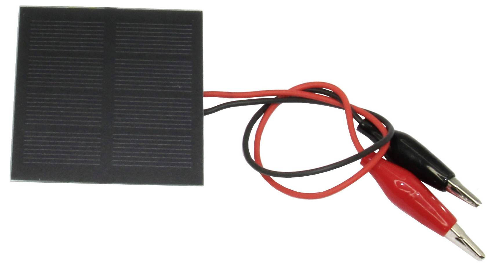 Kleines Solarpanel mit schwarzer Oberfläche und zwei angeschlossenen Krokodilklemmen, eine rot und eine schwarz.