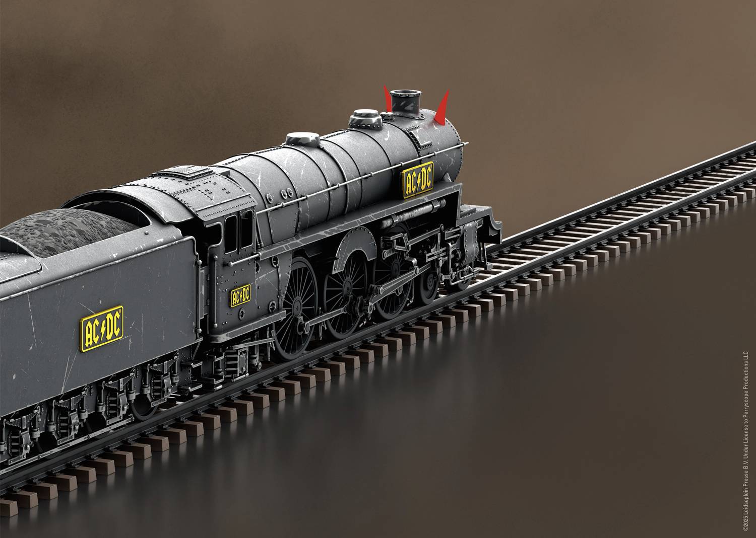 Eine graue Dampflokomotive mit 'AC/DC'-Schildern fährt auf einem Bahngleis. Der Hintergrund ist schlicht und braun.