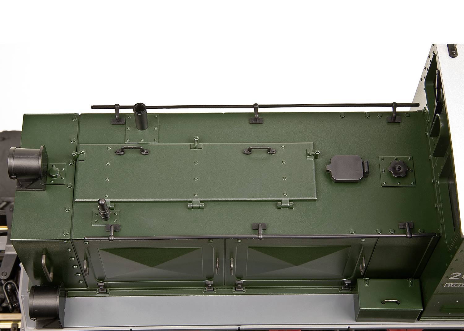 Das Bild zeigt die Oberseite einer grünen Modelllokomotive mit technischen Details und Strukturen.