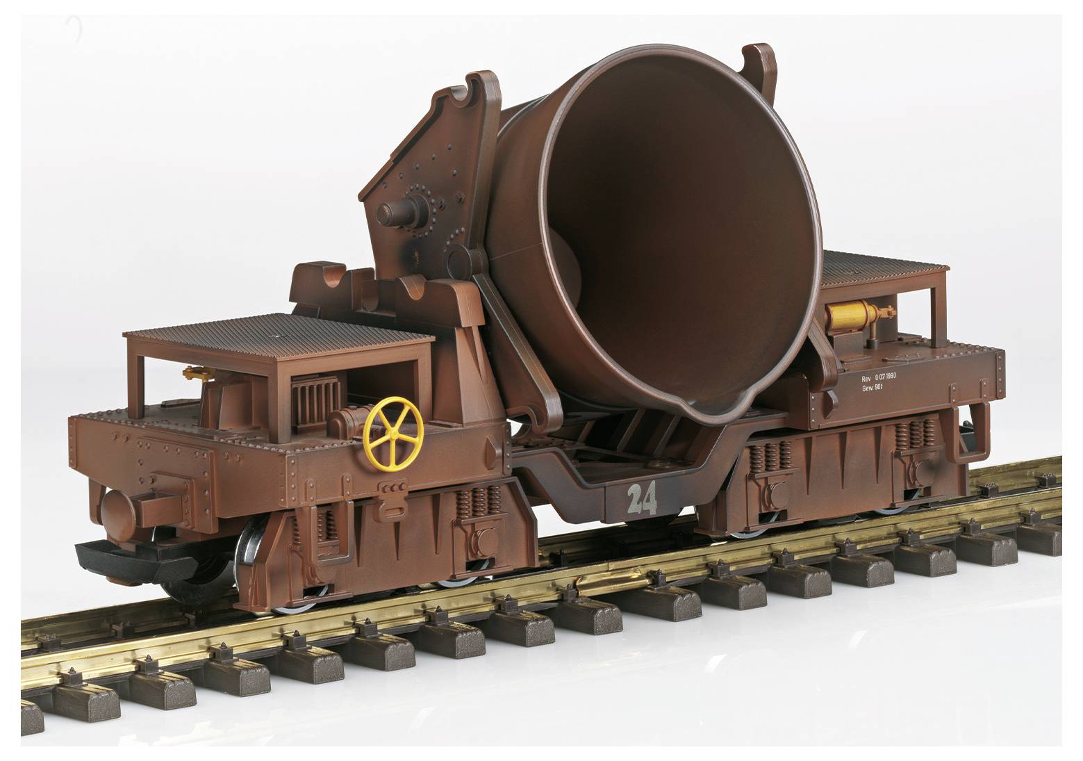 Ein Modell eines Erztransportwagens auf Gleisen, mit einem großen Kessel in der Mitte, in brauner Farbgebung.