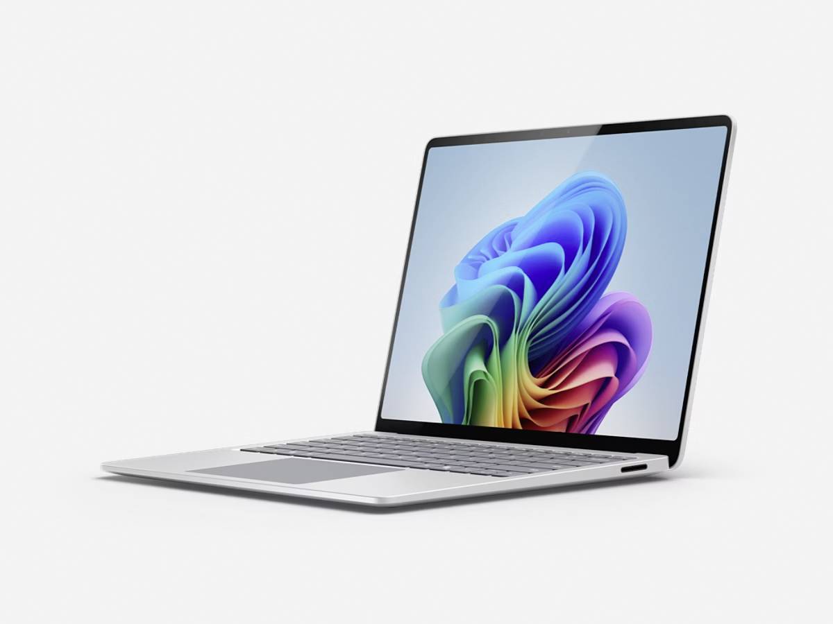 Ein schlankes, geöffnetes Laptop mit einem bunten abstrakten Muster auf seinem Bildschirm.