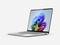 Ein schlankes, geöffnetes Laptop mit einem bunten abstrakten Muster auf seinem Bildschirm.