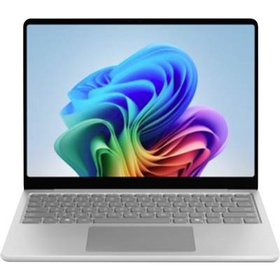 Ein Laptop mit einem leuchtenden Wirbel abstrakter Formen in verschiedenen Farben auf dem Bildschirm, ausgestattet mit einer silbernen Tastatur und einem Trackpad.