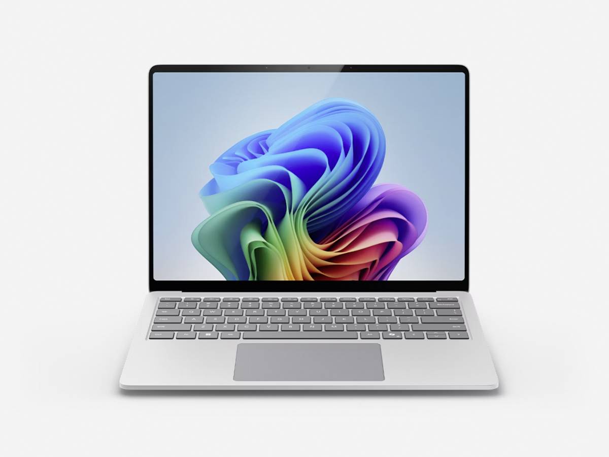 Ein silberner Laptop mit einem bunten abstrakten Design auf dem Bildschirm, vor einem schlichten Hintergrund.