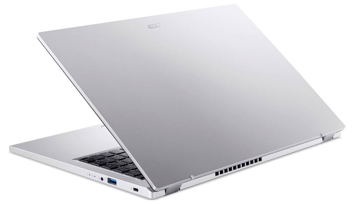 Ein silberner Laptop teilweise geöffnet, der ein schlankes Design mit sichtbarer Tastatur und seitlichen Anschlüssen zeigt und Modernität und Funktionalität andeutet.