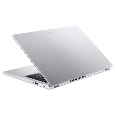 Ein silberner Laptop teilweise geöffnet, der ein schlankes Design mit sichtbarer Tastatur und seitlichen Anschlüssen zeigt und Modernität und Funktionalität andeutet.