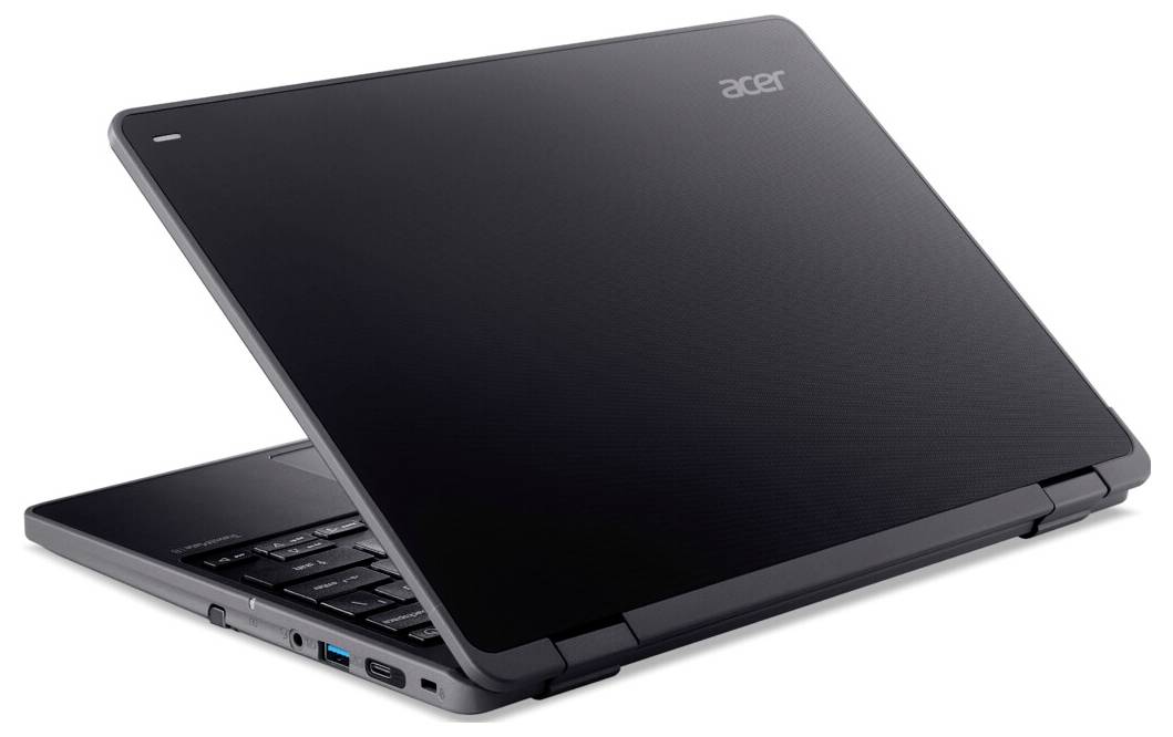 Ein geschlossener schwarzer Acer-Laptop, der so angewinkelt ist, dass die Rückseite und ein Teil der Seite zu sehen sind, wobei offene Anschlüsse und Markierung sichtbar sind.