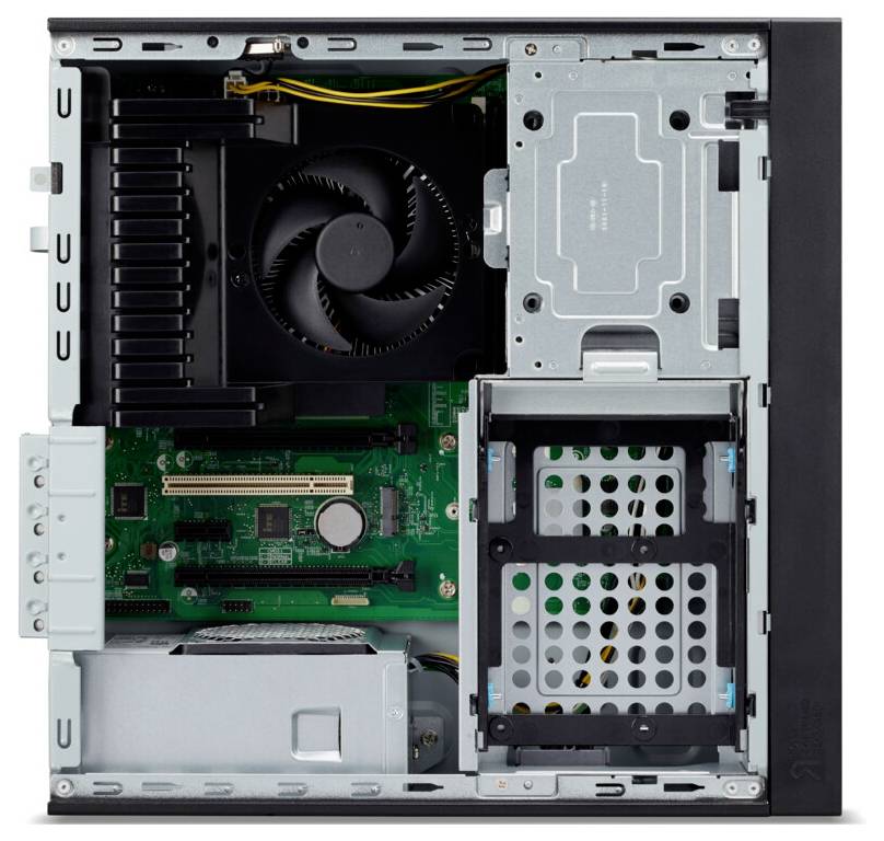 Innenansicht eines Desktop-Computers mit Kühlventilator, Motherboard und offenen Laufwerkschächten, die in einem Metallgehäuse angeordnet sind.