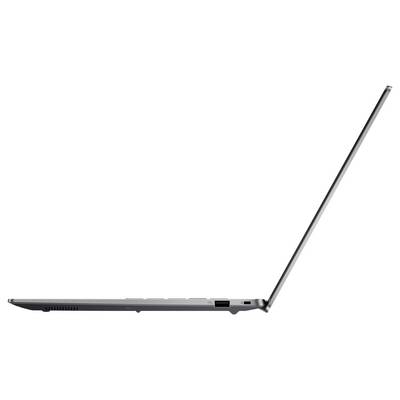 Ein schlanker, dünner silberner Laptop, von der Seitenansicht aus gesehen, in leicht geöffneter Position.