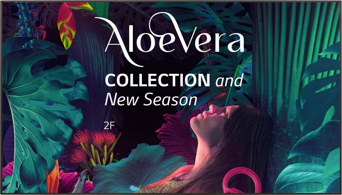 Frau umgeben von bunten abstrakten Blättern, mit Text 'Aloe Vera KOLLEKTION und neue Saison'