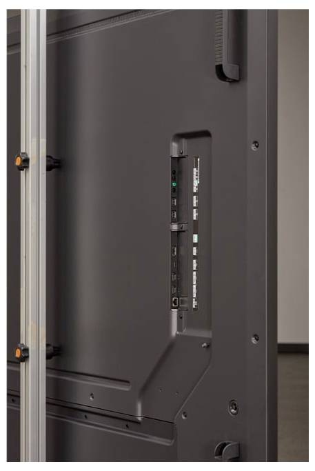 Rückseite eines großen, montierten elektronischen Geräts mit Anschlüssen und Steckplätzen, die Konnektivitätsoptionen hervorhebt.