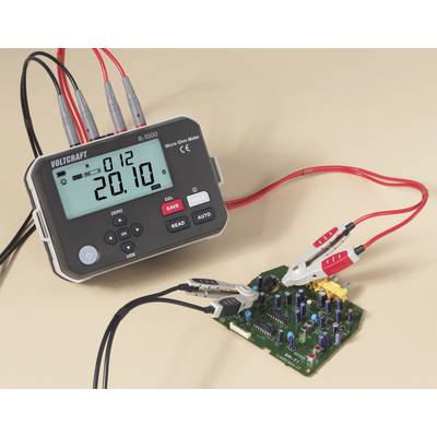 Ein digitales Multimeter mit angeschlossenen Kabeln zeigt die Ablesung '20,10' und ist mit einer elektronischen Leiterplatte mit verschiedenen Komponenten verbunden.