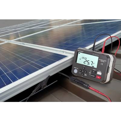 Ein digitales Multimeter zeigt '25,7 V' an und ist mit einem Solarmodul verbunden. Der Aufbau veranschaulicht die Spannungsmessung in photovoltaischen Systemen.