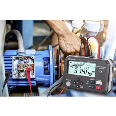 Eine Person verwendet einen digitalen Isolationstester an einem Elektromotor. Der Tester zeigt '3746 MΩ' und gibt damit die Widerstandsmessung an.