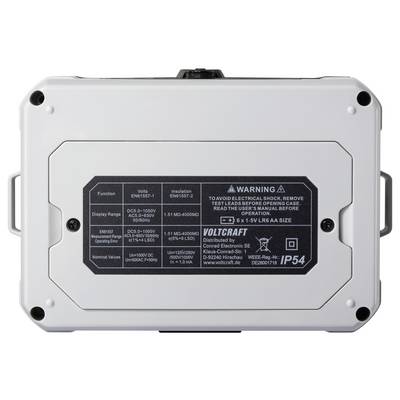 Das Bild zeigt die Rückseite eines Voltcraft-Geräts mit einem technischen Etikett, das Spannungsfunktionen, Isolationsstandards und eine Warnung vor elektrischem Schlag detailliert.