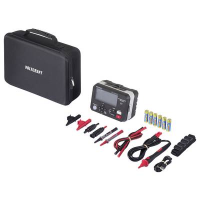 Ein schwarzer Koffer mit dem 'VOLTCRAFT'-Logo, ein elektrisches Messgerät, Batterien, verschiedene Kabel und Anschlüsse sind auf einer weißen Oberfläche angeordnet.