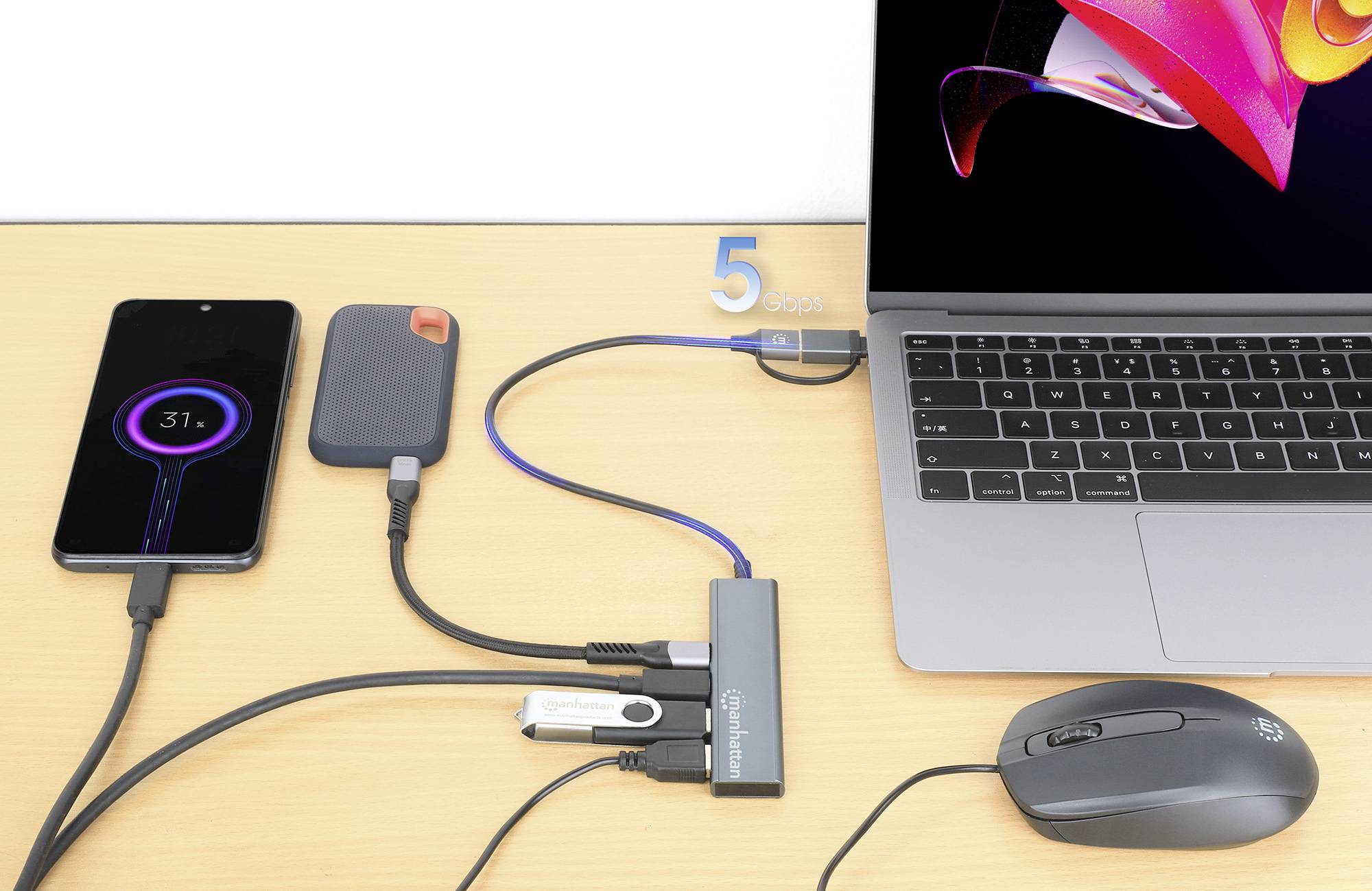 Smartphone, externe Festplatte und USB-Stick sind über eine Dockingstation mit einem Laptop verbunden. Der Akku des Smartphones lädt.