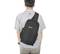 Mann von hinten mit grauem Hemd trägt einen schwarzen Rucksack über der linken Schulter.