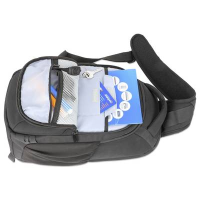 Ein geöffneter schwarzer Rucksack zeigt Innenfächer mit sichtbaren Schlüsseln, blauen Dokumenten und einem orangefarbenen Gegenstand.