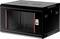 Ein schwarzer Serverrack-Schrank mit Glastür, Lüftungsschlitzen an den Seiten und einem verschließbaren Frontpanel.