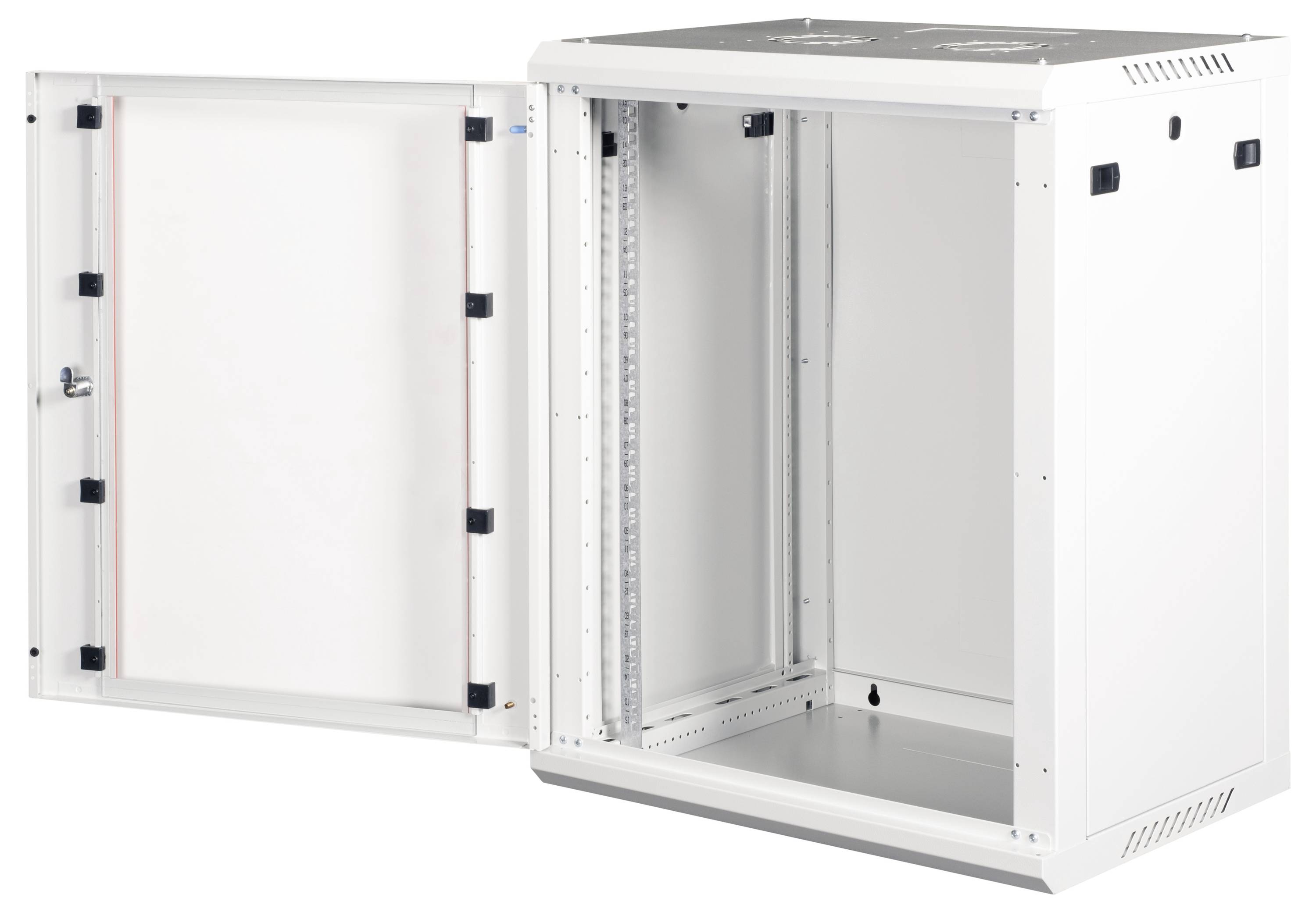 Ein weißer, metallischer Wandschrank mit einer offenen Tür am Scharnier, die einen leeren Innenraum mit Montagehalterungen freigibt.
