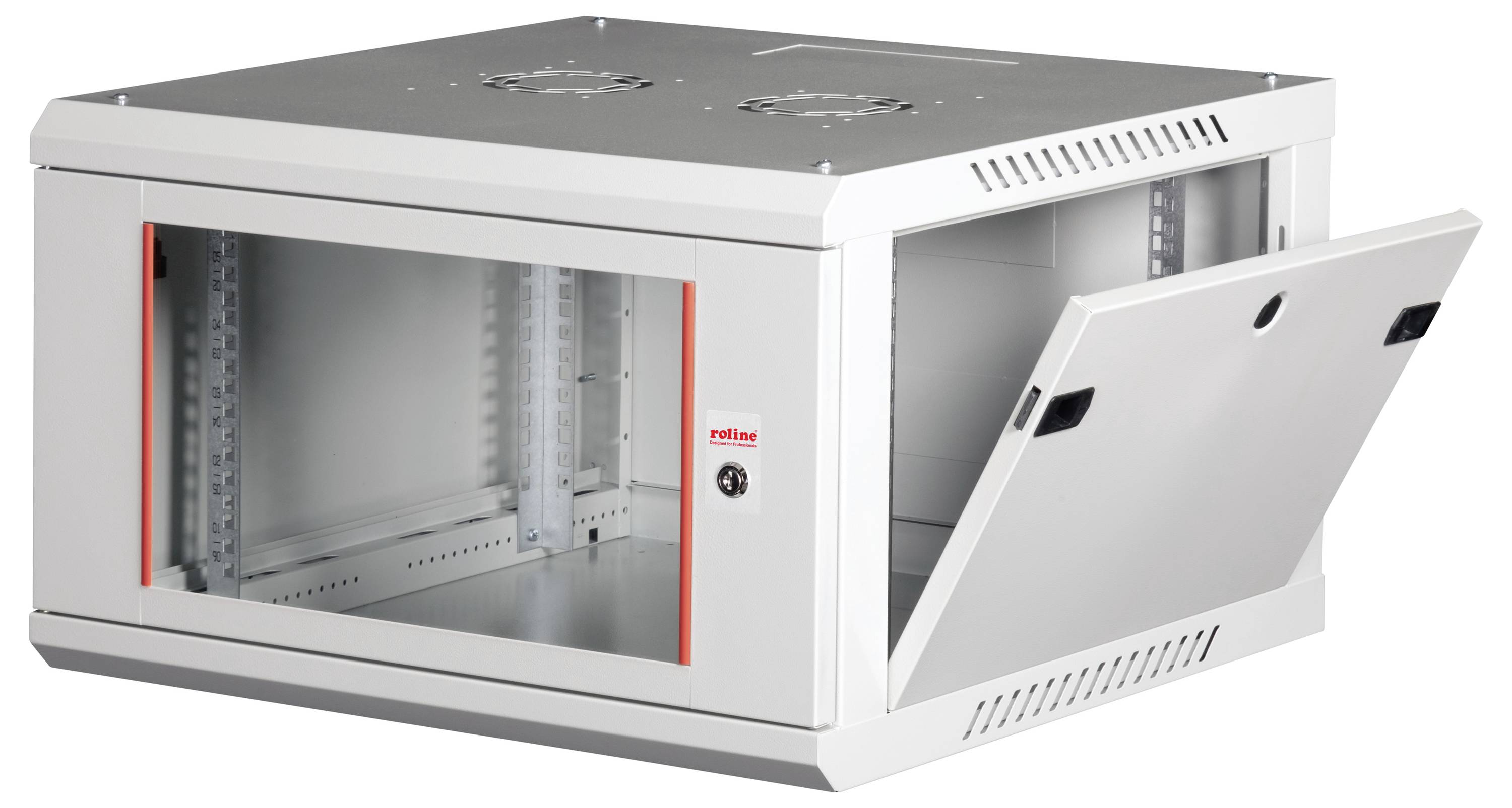 Ein grauer, wandmontierter Serverrack mit einer Glastür und einem offenen Seitenpanel, der Innenregale aus Metall und Lüftungsschlitze zeigt.