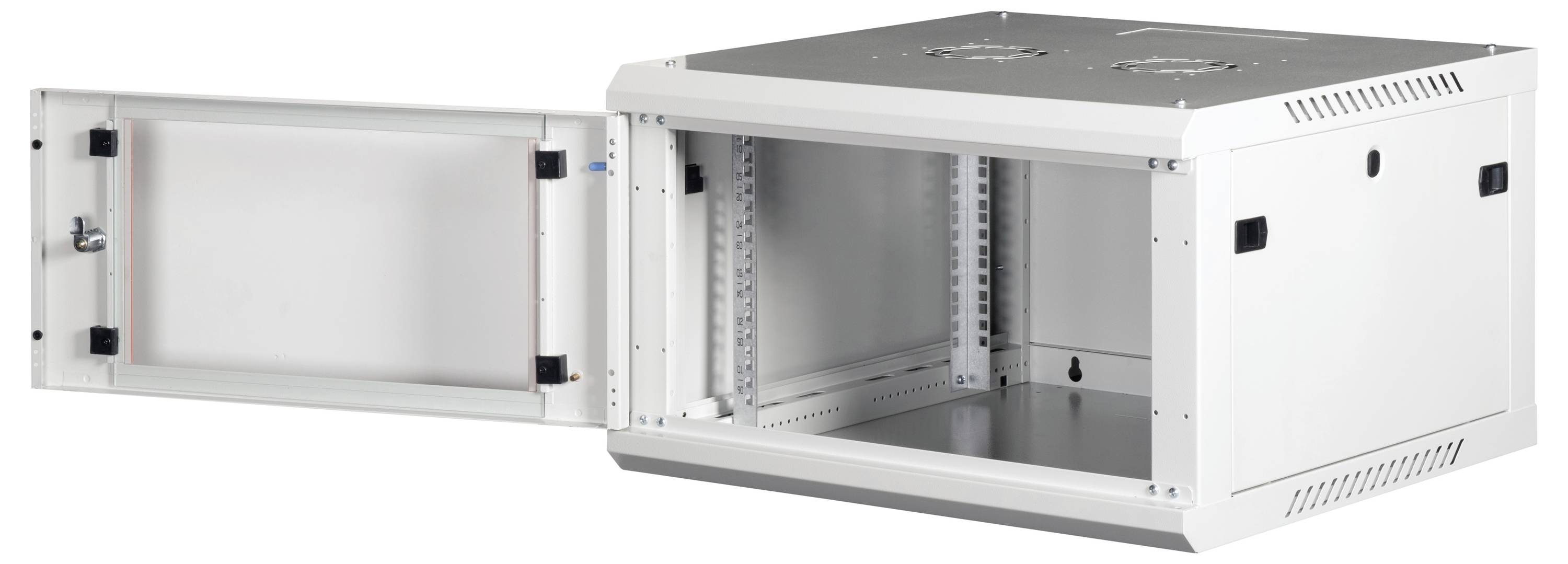 Ein weißer Netzwerk-Serverschrank mit einer offenen Vordertür, die leeren Rackplatz im Inneren freilegt. Belüftungsöffnungen sind auf dem oberen Panel sichtbar.