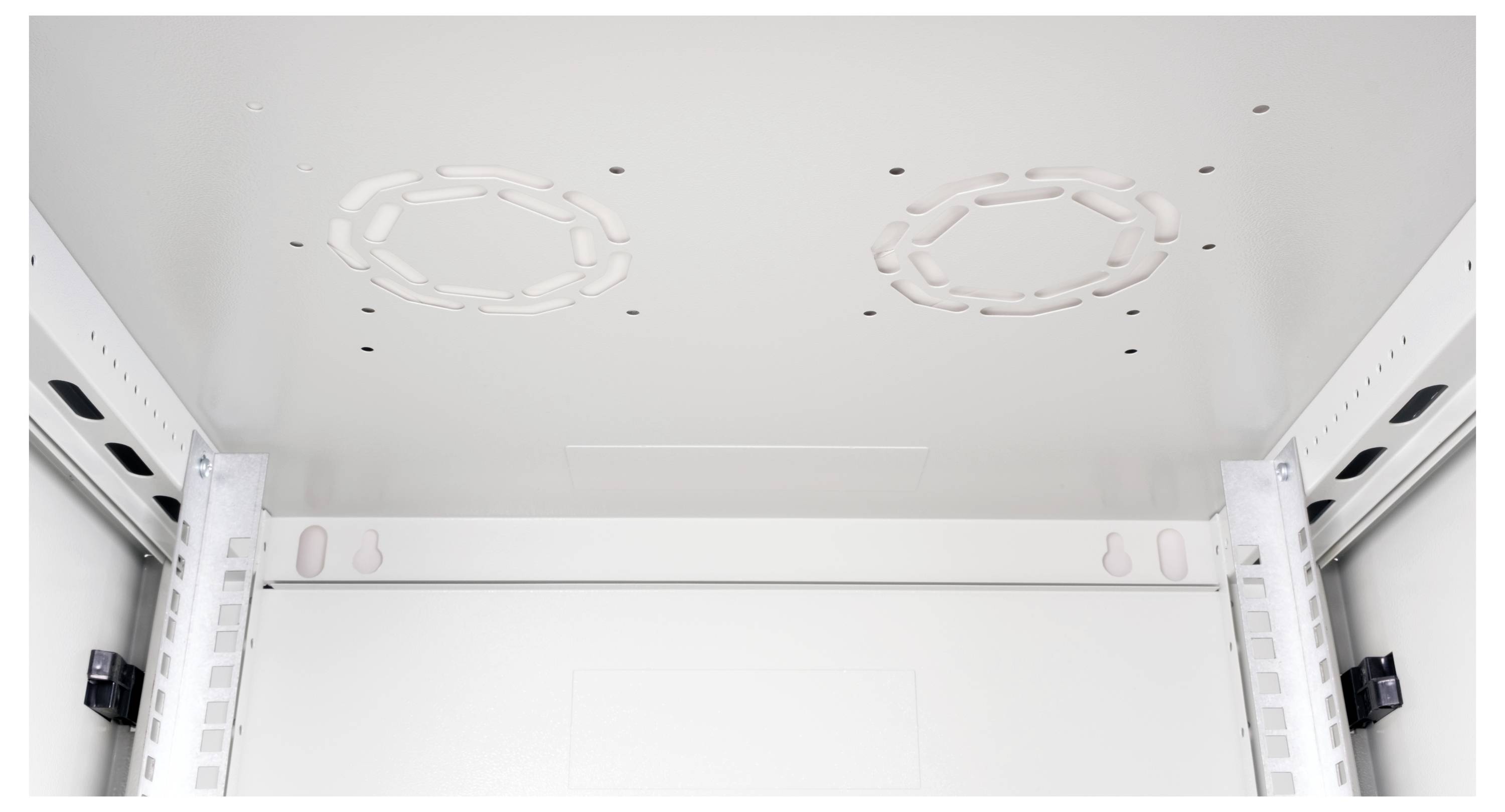 Innenansicht eines leeren weißen Serverracks aus Metall mit Kabelführungsringen an der Decke und Lüftungsöffnungen.